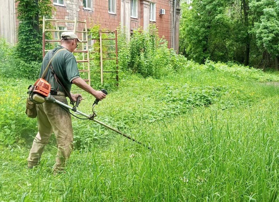 В Алчевске продолжаются работы по покосу травы
