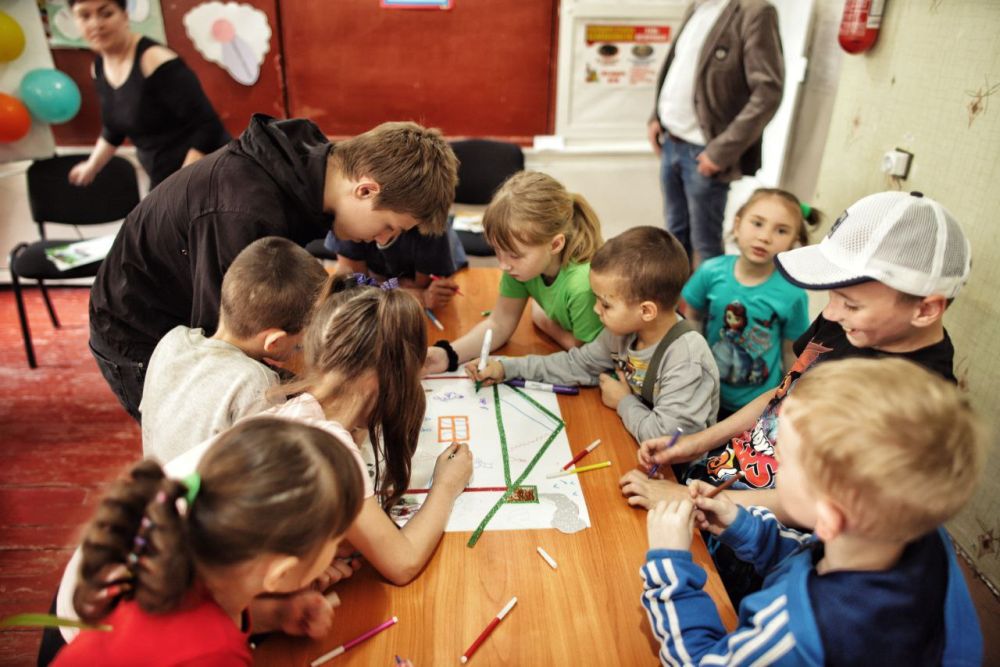 Наборы для рисования и рюкзаки подарили детям Алчевска общественники из Краснодара