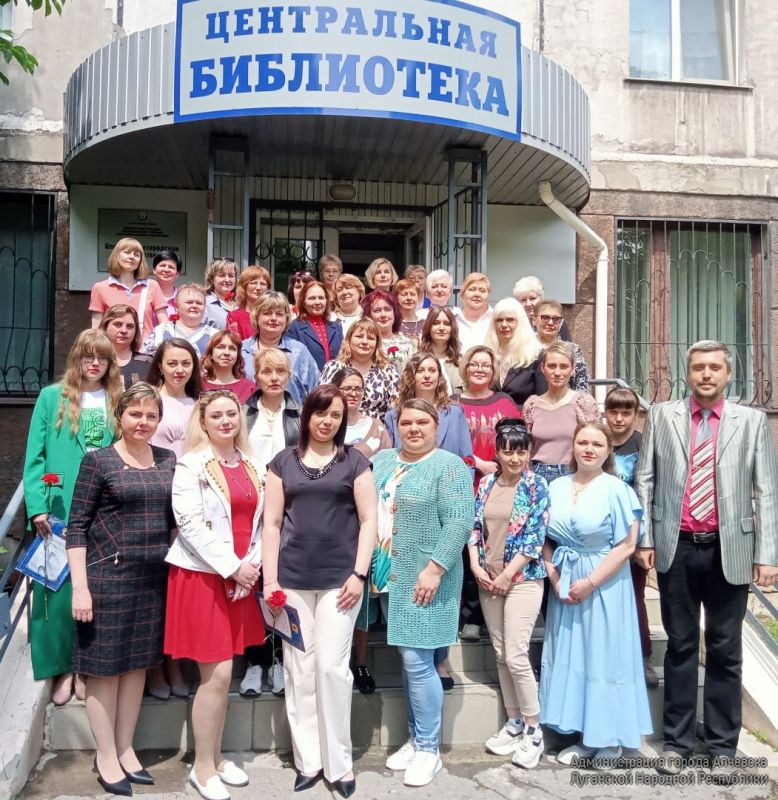 ВИВАТ, БИБЛИОТЕКА!. 26 мая в центральной библиотеке города Алчевска состоялась праздничная встреча «Виват, библиотека!», посвященная общероссийскому дню библиотек