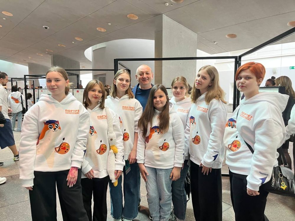 Сейчас активисты Движения Луганской Народной Республики находятся в общественном пространстве Государственного Эрмитажа!