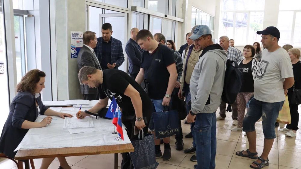 Работники Алчевского металлургического комбината принимают участие в предварительном голосовании Единой России