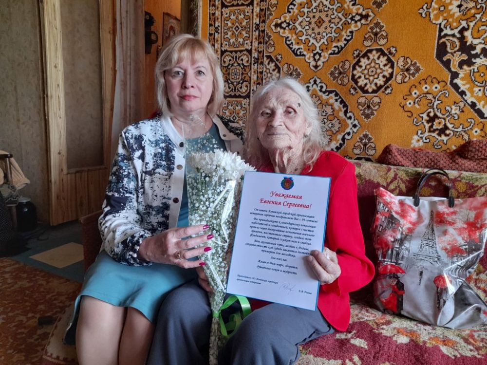 В Алчевске поздравили ветерана труда с 99-летием