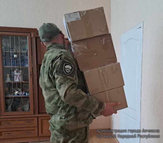 При содействии управления образования Администрации города Алчевска в рамках акции «Письма на фронт» переданы солдатам на фронт письма от школьников города