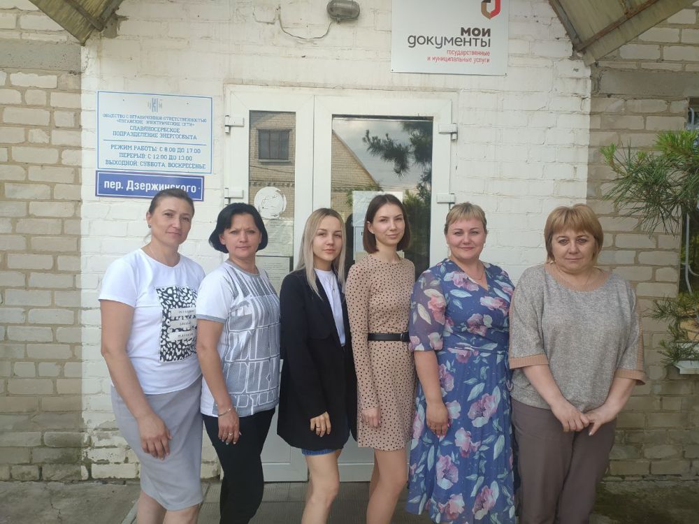 Отделение МФЦ Славяносербского района в мае получило 8 благодарностей