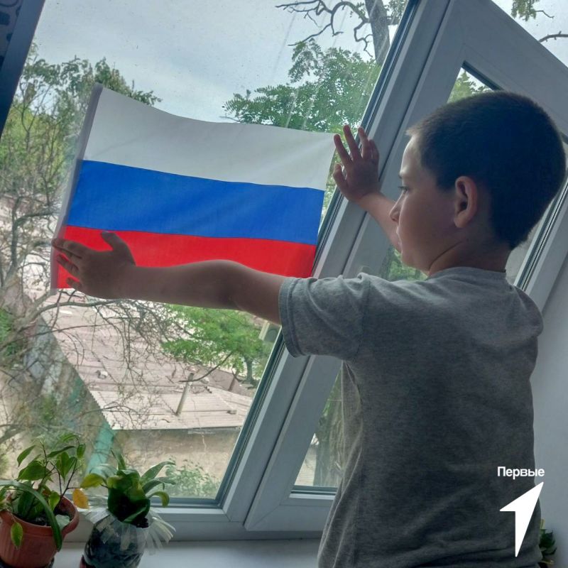 Первые Луганской Народной Республики продолжают украшать окна к празднику