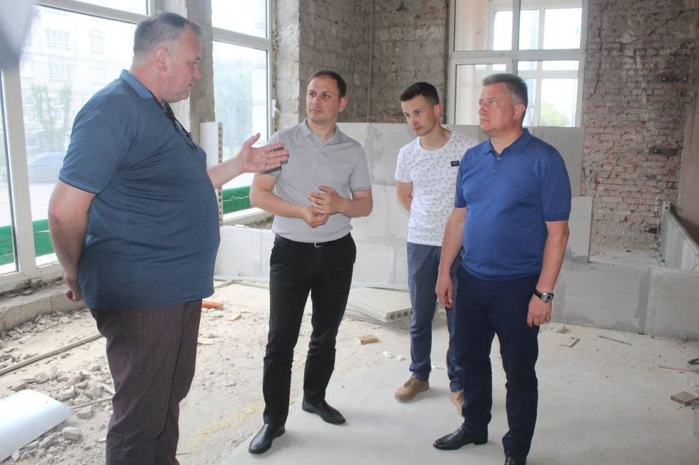 Евгений Богомазов и Альберт Апшев посетили помещение отделения многофункционального центра предоставления государственных и муниципальных услуг (МФЦ), в котором будут проводить ремонтные работы вологодские специалисты