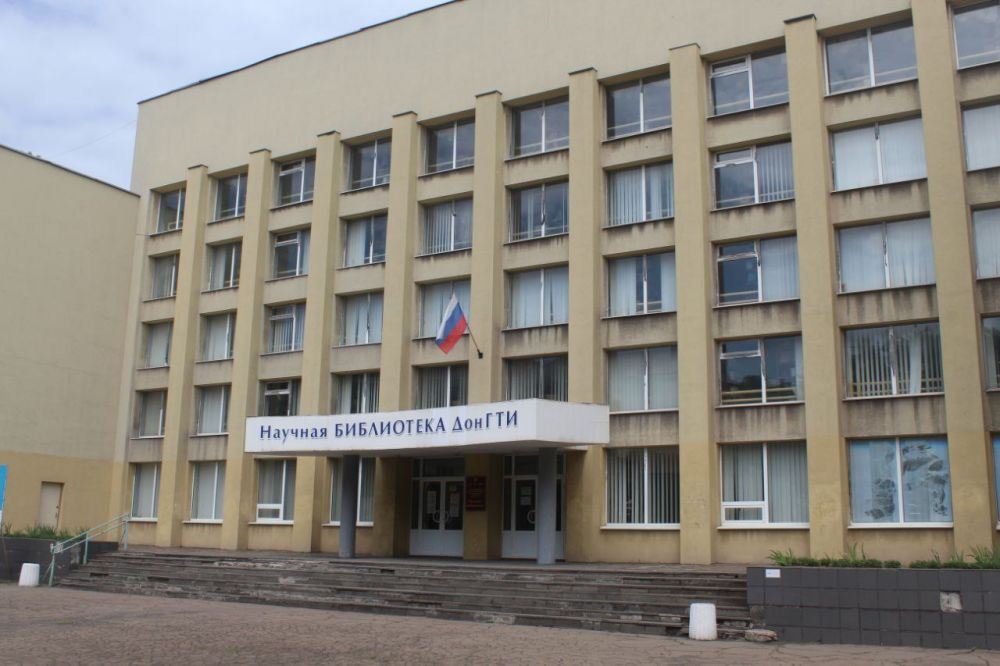 В Алчевске продолжаются работы по восстановлению остекления на объектах Донбасского государственного технического университета после обстрелов города со стороны вооруженных формирований Украины