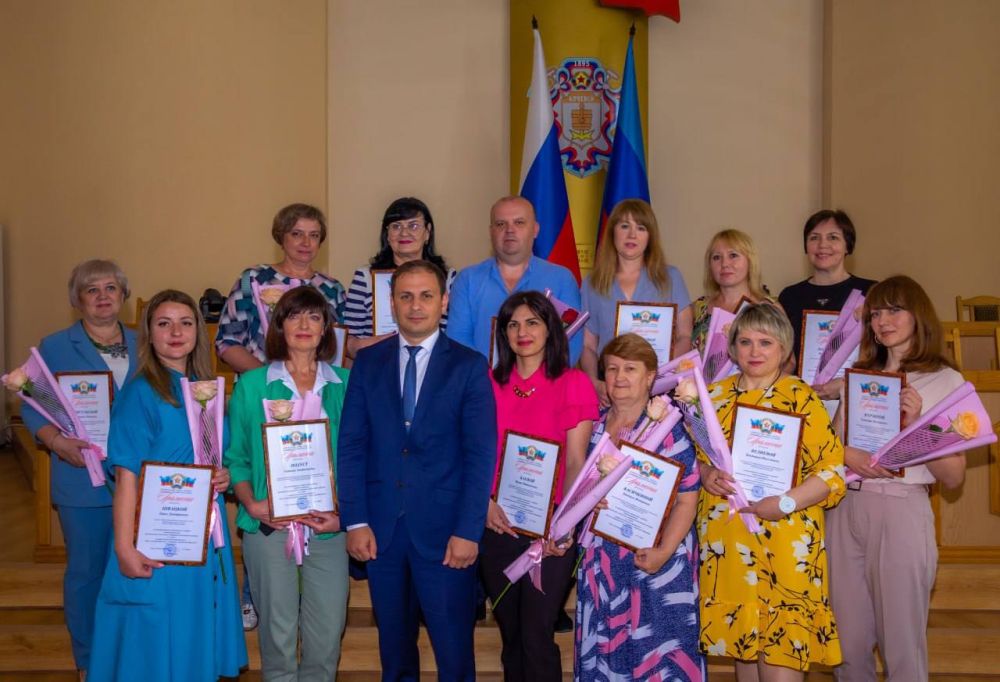 Альберт Апшев: В День государственного служащего Луганской Народной Республики искренние слова благодарности лучшим работникам Администрации города Алчевска