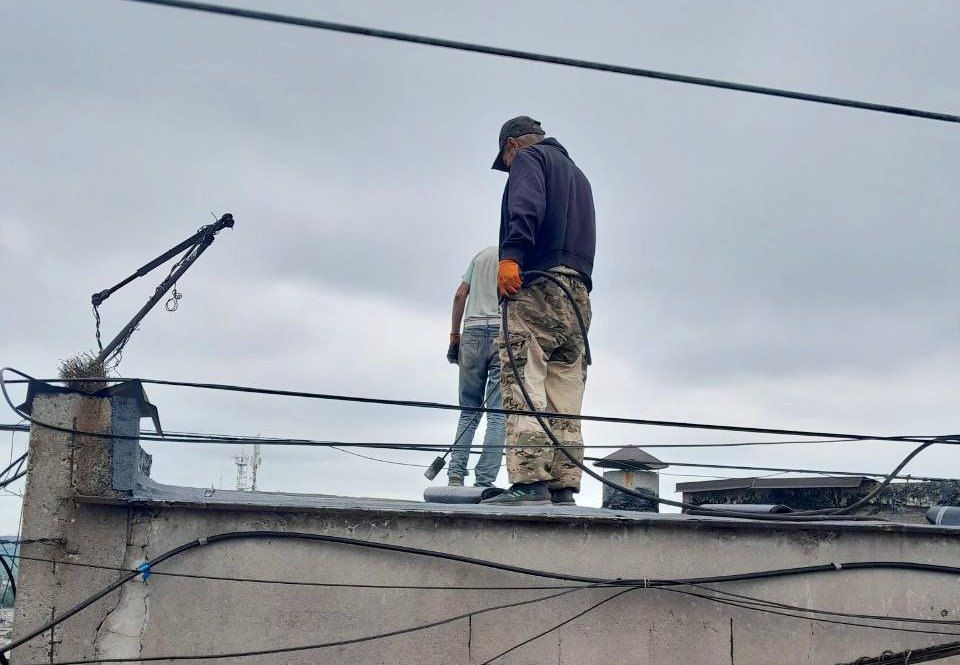 В Алчевске продолжается проведение ремонтов кровель многоквартирных жилых домов