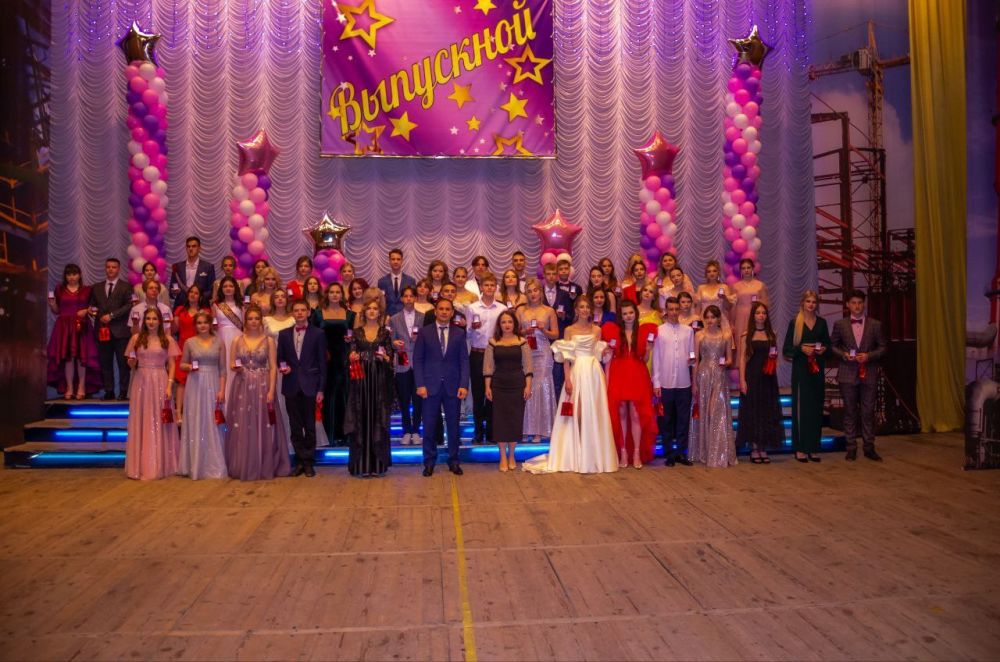 17 июня на городском выпускном в Алчевском центре культуры и народного творчества чествовали алчевских выпускников 2023 года