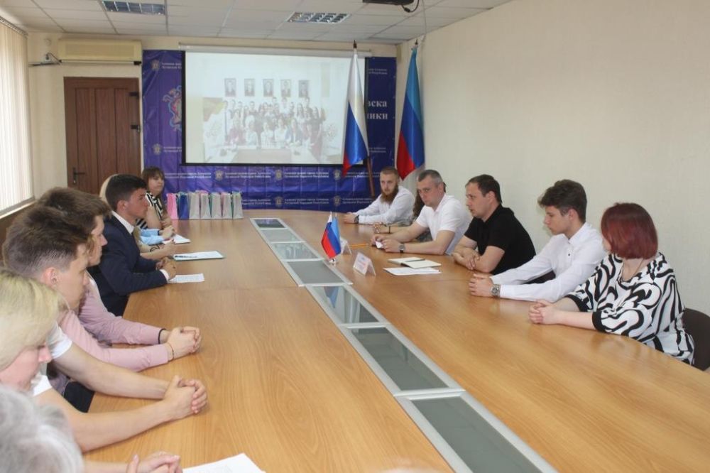 23 июня, в преддверии Дня молодежи России Глава Администрации города Алчевска Альберт Апшев встретился с активной молодежью города