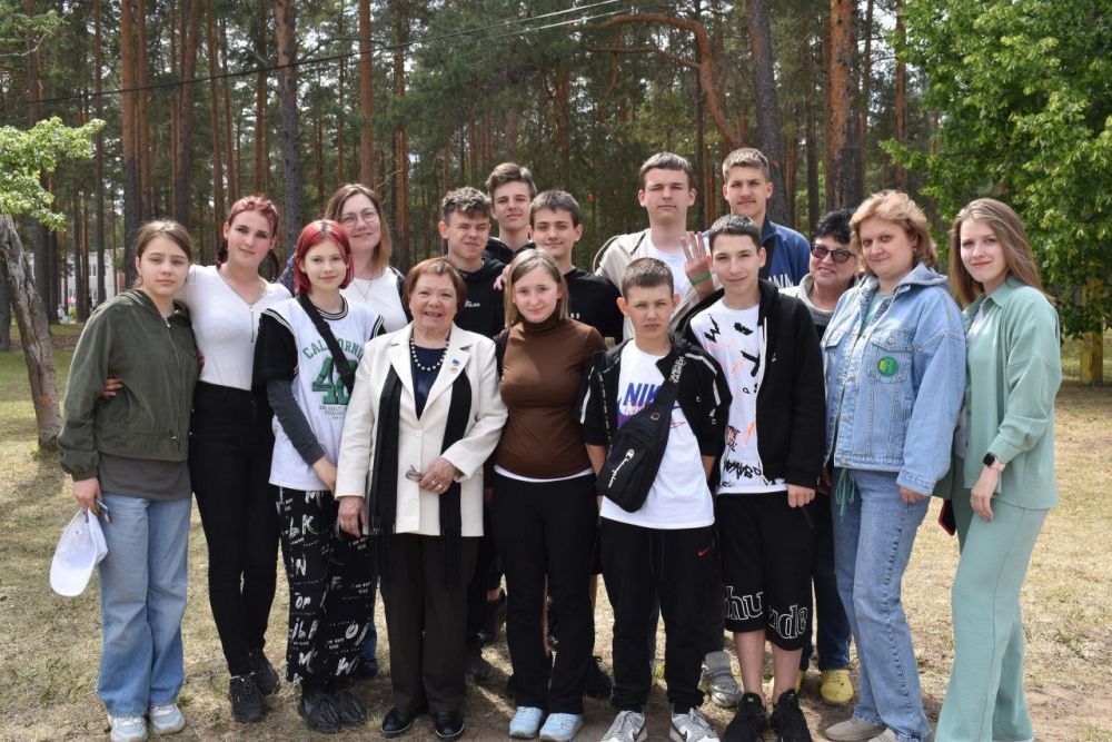 В лагере "Жемчужина Мологи" прошла встреча ребят из Алчевска с Ниной Алексеевной Бороздиной