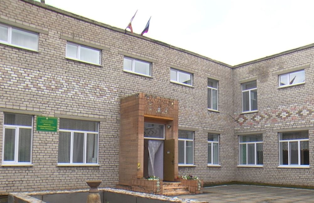 В ГДОУ ЛНР «Ясли-сад комбинированного вида № 18 «Гнездышко» идут работы по ремонту кровли