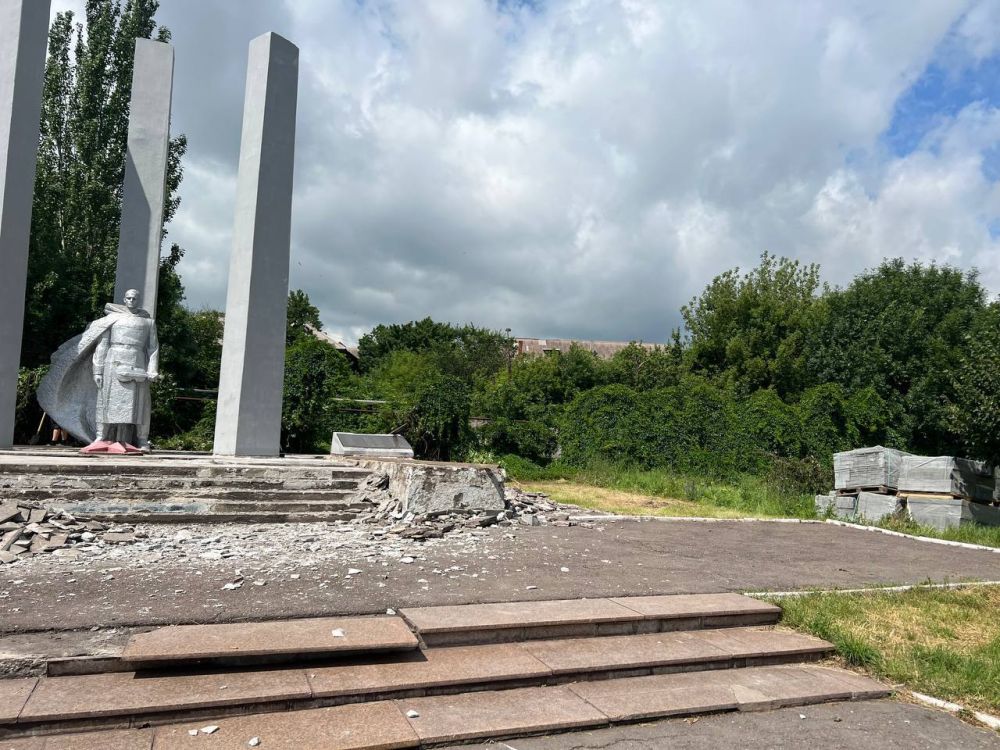 Альберт Апшев: В рамках Соглашения с Вологодской областью и городом Алчевск проводятся ремонтно-восстановительные работы на мемориальном комплексе советским воинам в сквере 50-летия ВЛКСМ