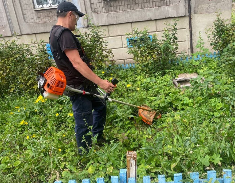 В Алчевске продолжаются работы по покосу травы