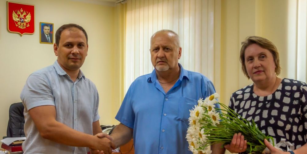 Альберт Апшев: В рамках празднования Дня семьи, любви и верности, который отмечается в Российской Федерации 8 июля, вручил памятную медаль «За любовь и верность» супругам Бардаченко