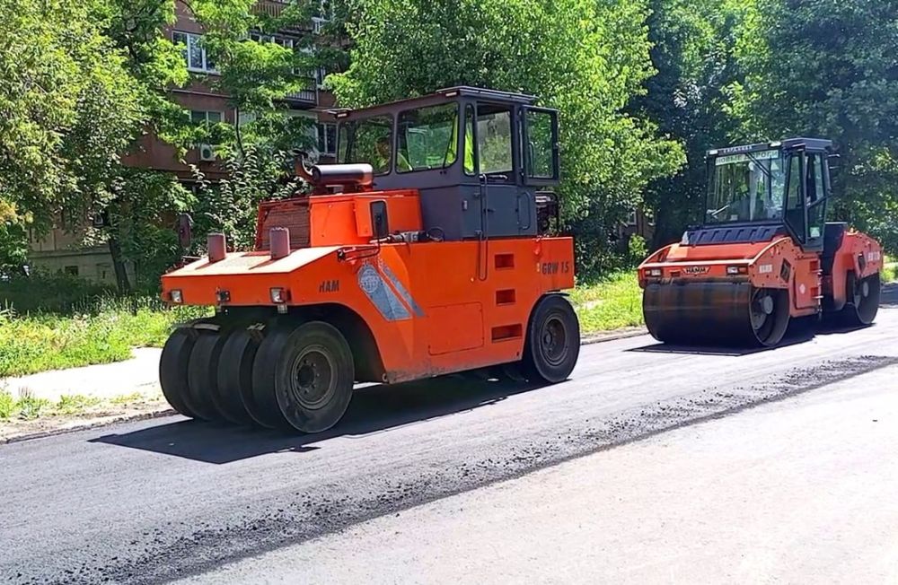 11 июля в Алчевске на улице Белинского стартовали масштабные работы по асфальтированию проезжей части и тротуара в двух направлениях