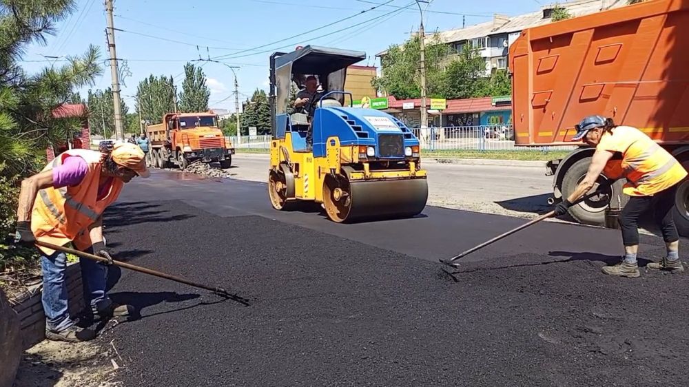 13 июля в Алчевске на улице Ленина продолжаются работы по асфальтированию тротуара, также ведутся работы по асфальтированию проезжей части