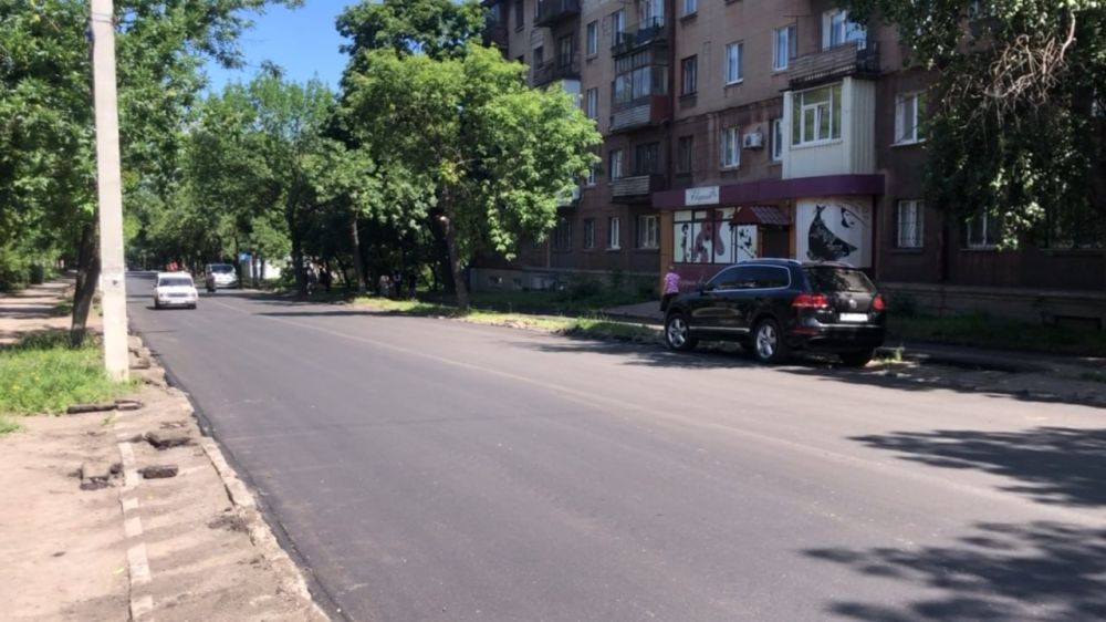 В Алчевске на улице Белинского завершены работы по асфальтированию проезжей части, продолжаются работы по асфальтированию тротуара