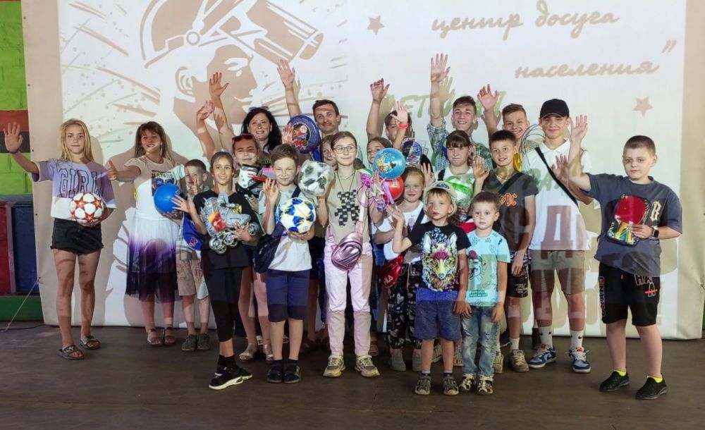 13 июля Алчевскому центру досуга населения передана гуманитарная помощь, собранная волонтерскими штабами #МЫВМЕСТЕ Вологодской области – спортинвентарь для проведения детских мероприятий в парке культуры и отдыха