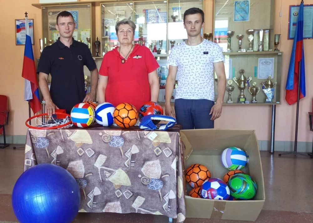 13 июля в алчевскую детско-юношескую спортивную школу № 2 передана гуманитарная помощь, собранная волонтерскими штабами #МЫВМЕСТЕ Вологодской области – спортинвентарь для улучшения учебно-тренировочного процесса