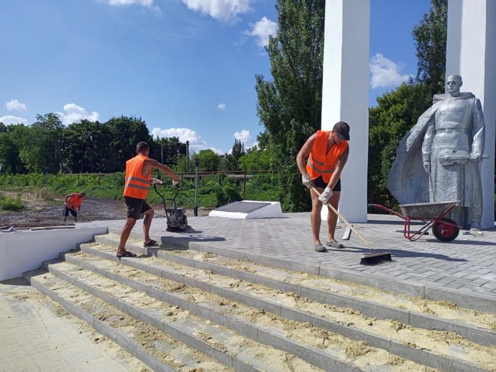В рамках соглашения о сотрудничестве между Вологодской областью и городом Алчевском проводятся ремонтно-восстановительные работы на мемориальном комплексе советским воинам в сквере 50-летия ВЛКСМ