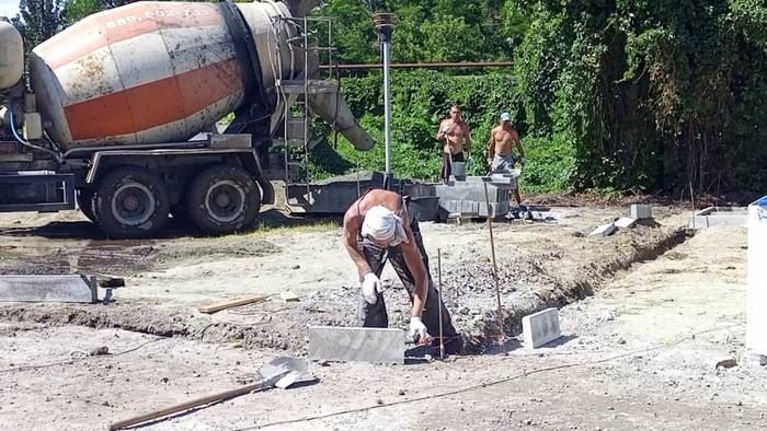 Строители отреставрировали элементы мемориального комплекса советским воинам в Алчевске