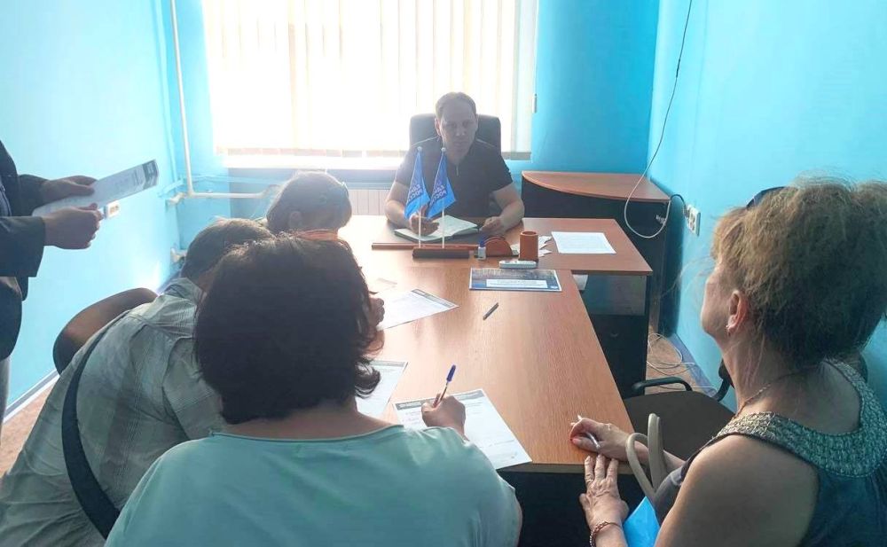 Депутат Народного Совета ЛНР Максим Величко совместно с секретарем Алчевского местного отделения партии «Единая Россия», главой Администрации города Алчевска Альбертом Апшевым провели личный приём граждан