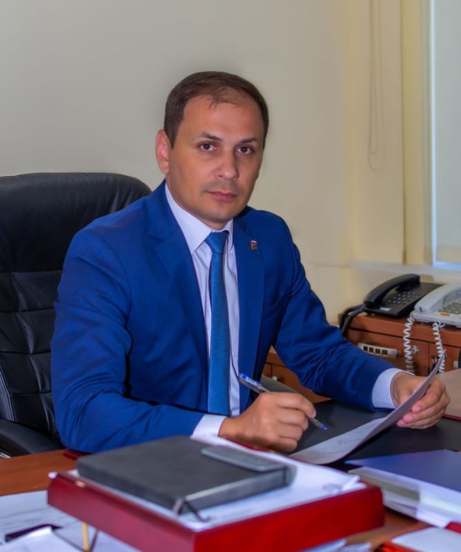 ПОЗДРАВЛЕНИЕ ГЛАВЫ АДМИНИСТРАЦИИ ГОРОДА АЛЧЕВСКА АЛЬБЕРТА АПШЕВА С ДНЕМ СТРОИТЕЛЯ