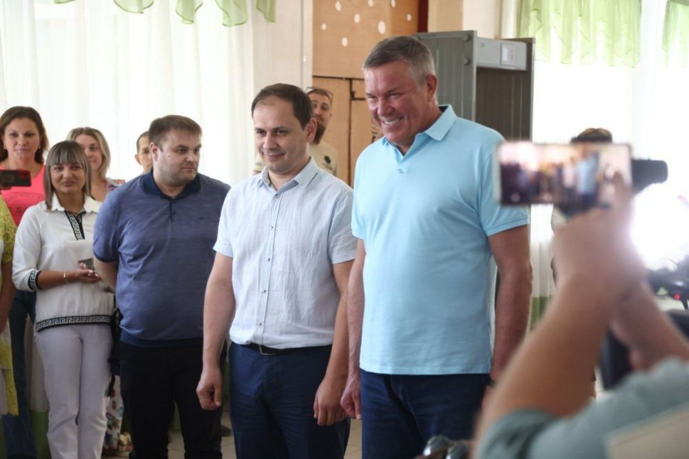 Губернатор Вологодской области Олег Кувшинников передал гуманитарную помощь в учреждения образования Алчевска