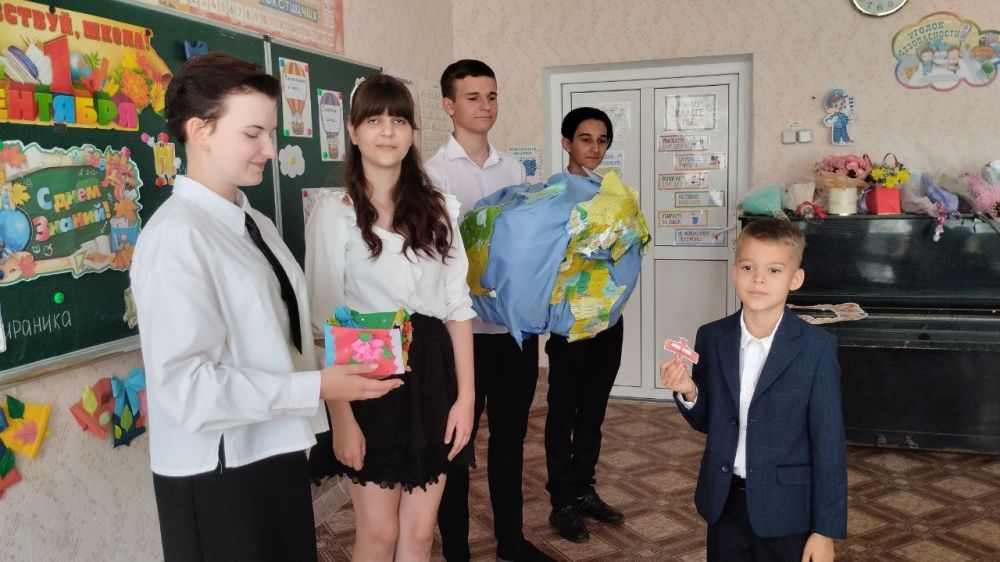 В Алчевском коллегиуме №1 имени Христины Алчевской прошла акция "Самолёт будущего"