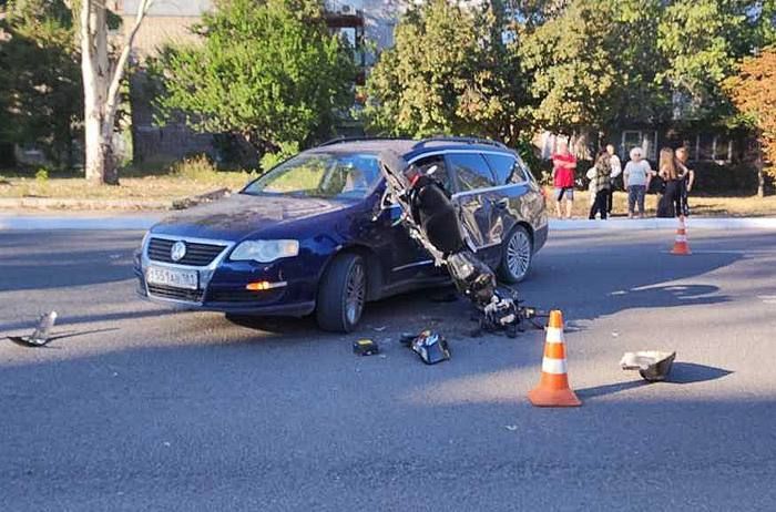 Двое подростков получили травмы в результате аварии, произошедшей накануне в Алчевске, сообщило управление дорожной полиции по ЛНР