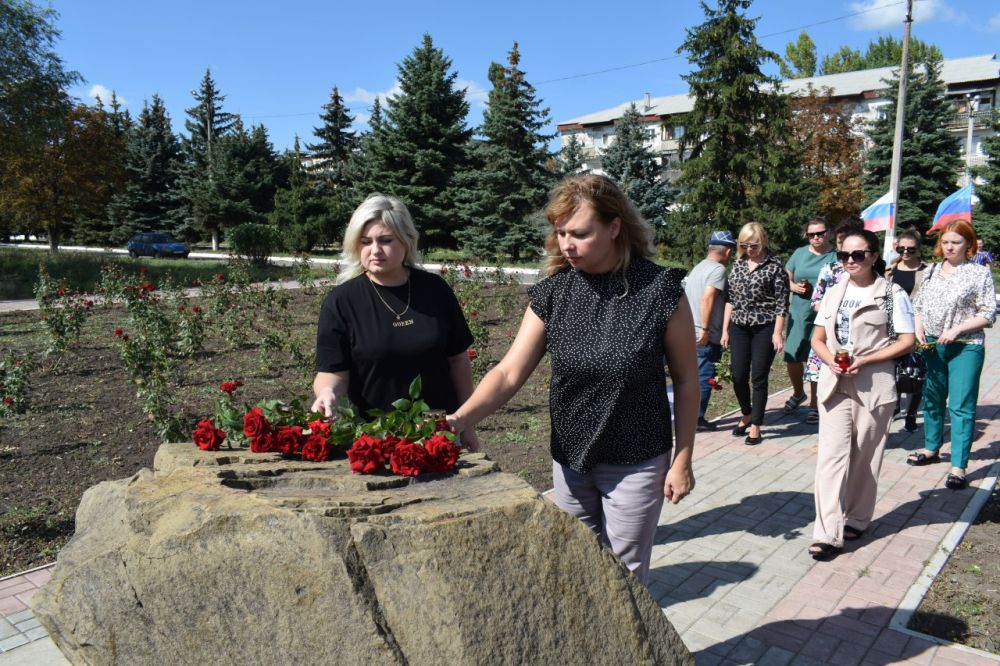 В День неизвестного солдата – защитника ЛНР в городах и районах прошли памятные мероприятия