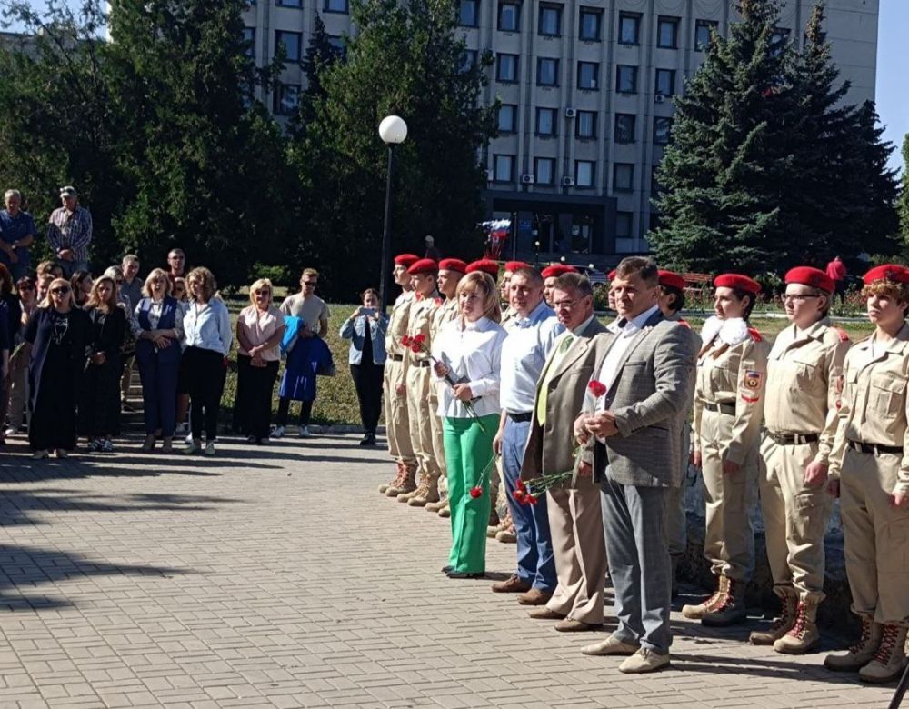 Роман Лысенко: Сегодня, в преддверии 128-й годовщины со Дня образования города Алчевска, в знак уважения и благодарности возложили цветы к памятнику основателю города Алексею Алчевскому