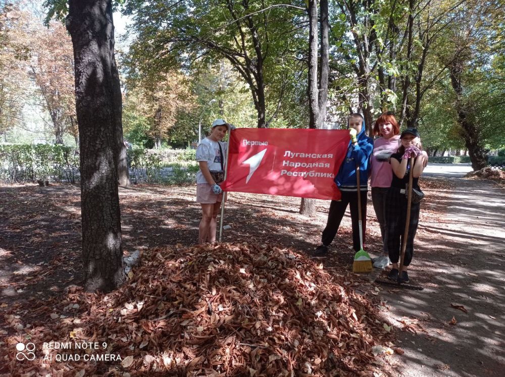 Активисты РДДМ "Движение первых" и советник директора по воспитанию ГОУ ЛНР "АСШ6" приняли участие в акции "Чистый город - любимый город"
