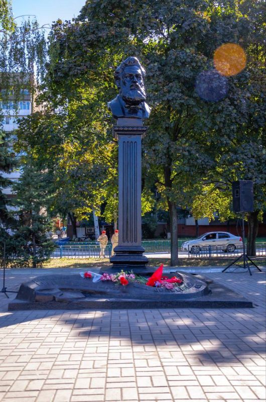 Альберт Апшев: В преддверии 128-ой годовщины образования Алчевска возложили цветы к подножию памятника основателю города – Алексею Алчевскому