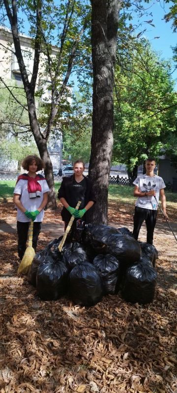 08.09.2023г. активисты "Движения Первых" ГОУ ЛНР "АСШ 3 им. Н.Бабанина" присоединились к акции "Чистый город"