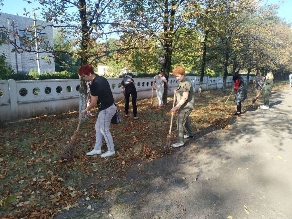 Педагоги ГОУ ЛНР "АСШ №7" присоединились к акции #ЛюбимыйГород #ЧистыйГород