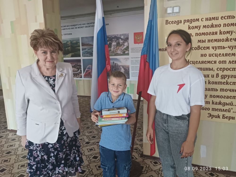 В рамках акции "Собери портфель другу" участники "Движения первых" вручили обучающемуся школьные принадлежности