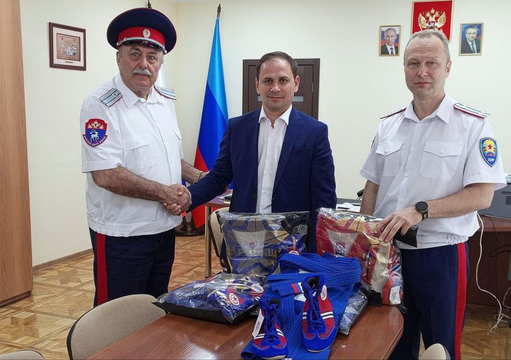 Альберт Апшев: Сегодня передал Алчевскому казачьему кадетскому корпусу имени Матвея Ивановича Платова комплекты экипировки для занятий самбо от чемпиона мира по боевому самбо Федора Дурыманова