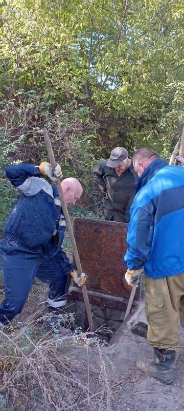 Работа кипит. Аварийно-восстановительная бригада из 3 сотрудников коммунального предприятия МУП ЖКХ «Вологдагорводоканал» продолжает работы на наружных сетях водоснабжения и водоотведения Алчевска