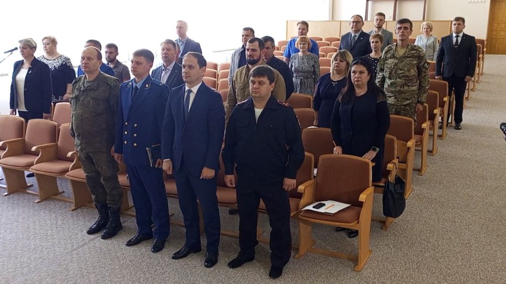 Сегодня, 19 сентября, в торжественной обстановке открыта первая сессия Совета городского округа муниципальное образование город Алчевск Луганской Народной Республики I созыва