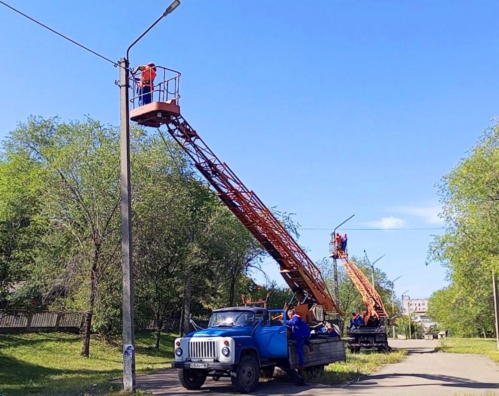 20 сентября МУП «Служба дорожного хозяйства и благоустройства города Алчевска ЛНР» производит работы по замене линии наружного освещения и светильников на новые светодиодные в сквере у Алчевской социально-экономической гимназии