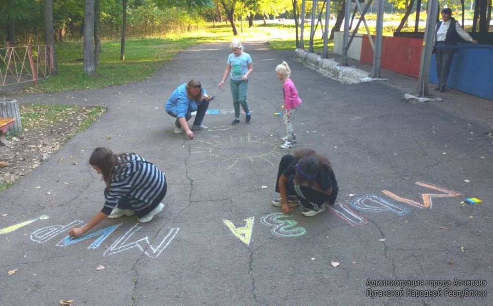 В Парке культуры и отдыха имени Победы ГУ ЛНР «Алчевский центр досуга населения» состоялась патриотическая акция «Подвиг Ленинграда», посвященная годовщине начала блокады Ленинграда