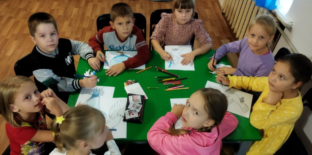 В Центре внешкольного образования города Алчевска прошел мастер-класс по изготовлению открыток-голубей ко Дню мира «Белый голубь - символ мира»