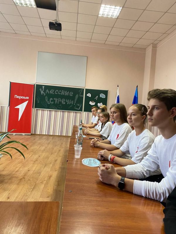 Сегодня в Алчевске стартовал Всероссийский проект "Классные встречи", первым гостем которого стал Глава Администрации города Алчевска Луганской Народной Республики Альберт Русланович Апшев