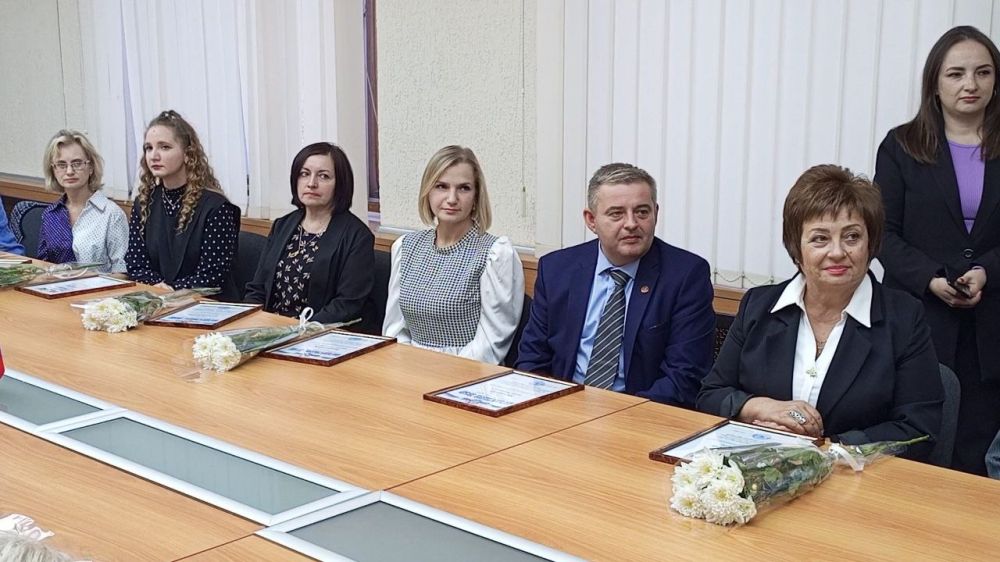 В преддверии Дня учителя в Администрации города Алчевска прошло мероприятие, в ходе которого грамотами и благодарственными письмами наградили лучших в профессии