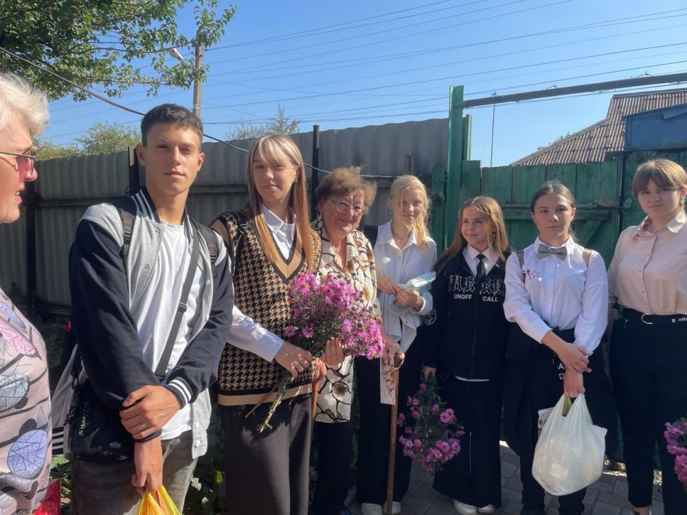 День учителя - общий праздник, праздник всех поколений, благодарных за полученные знания и умения, за воспитание