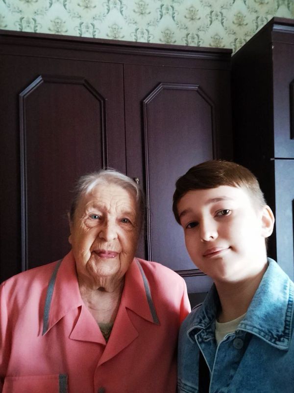 В ГОУ ЛНР «АСШ № 15» обучающийся 6-А класса Чечин Алексей поздравил с праздником ветерана педагогического труда Грузову Эльмиру Петровну, которая всю жизнь проработала учителем химии и находится на заслуженном отдыхе