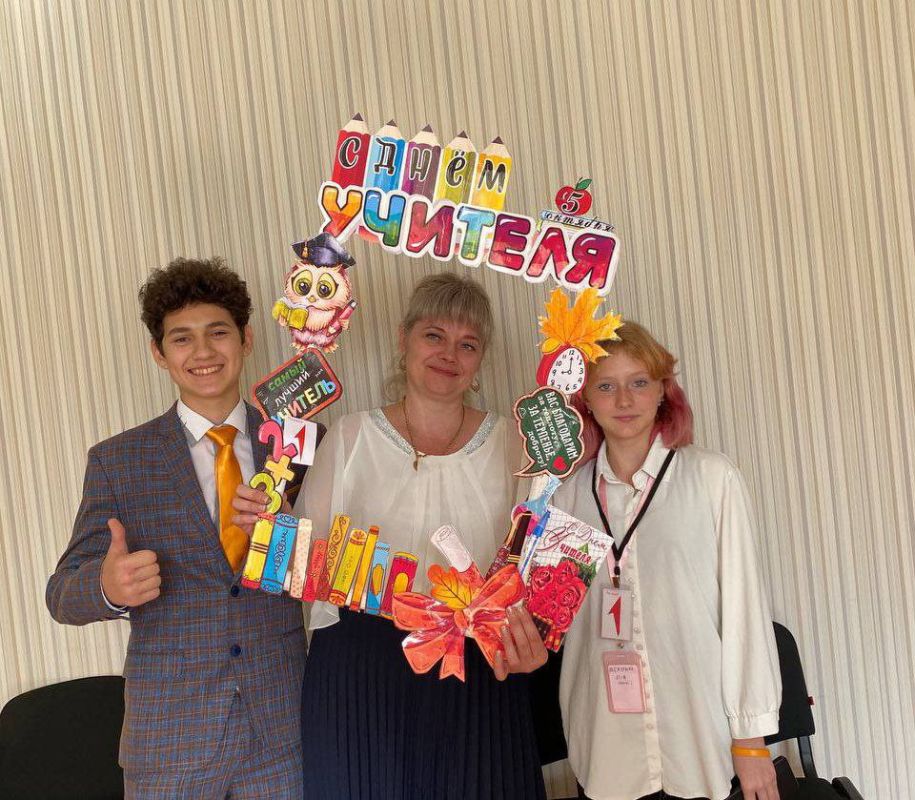 Активисты «Движение Первых» поздравили с Международным днём учителя преподавателей Алчевского информационно - технологического лицея